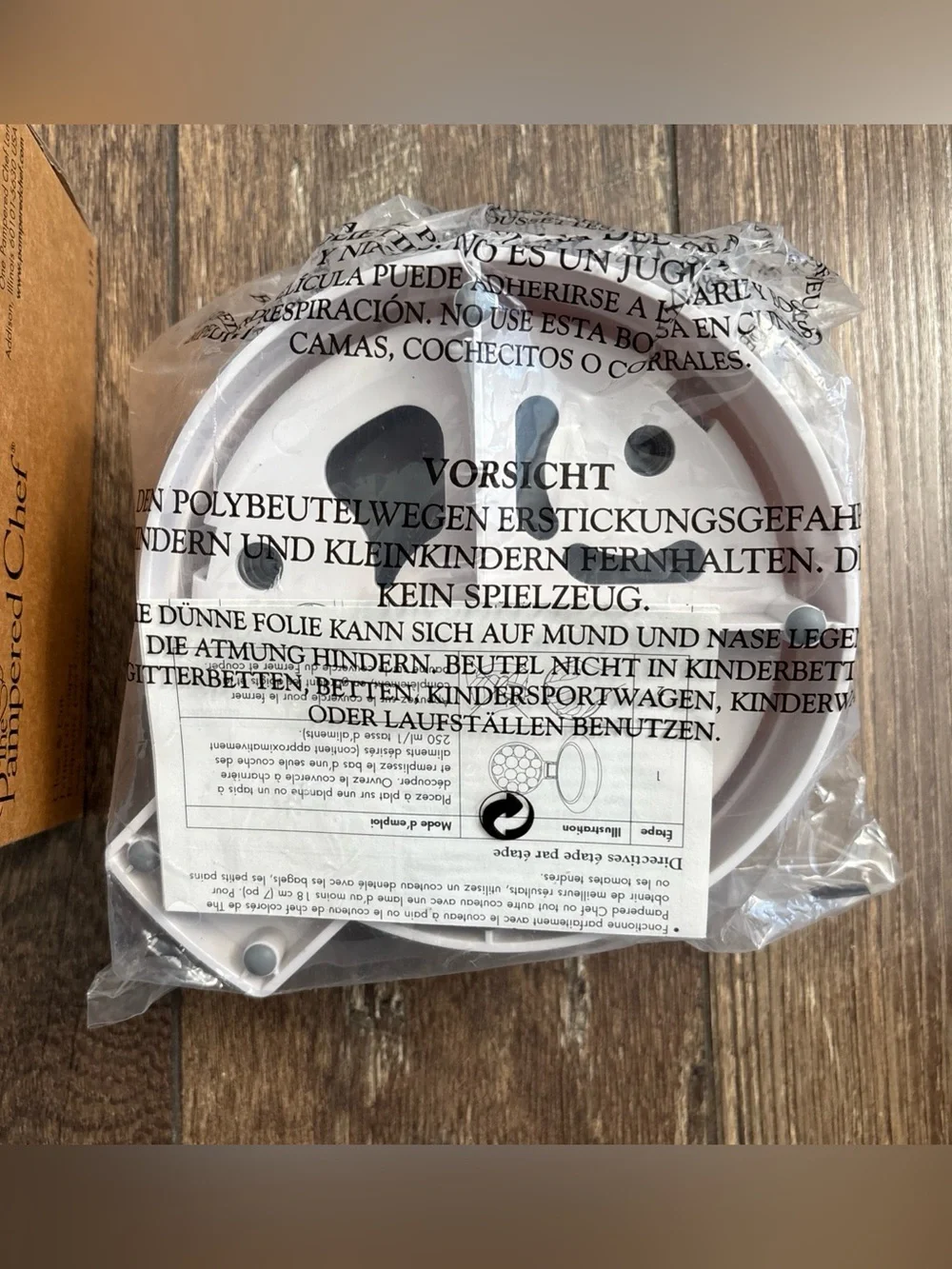 New Pampered Chef Close & Cut #1118 Multipurpose Food Holder and Slicer.